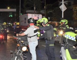 A través de diferentes estrategias como jornadas gratuitas de marcación de vehículos, campañas pedagógicas en barrios y veredas, además de 67 cámaras con tecnología LPR para la detección de placas, en Itagüí disminuyen las cifras de hurto a automotores. En Itagüí van ganado el año con la reducción de varios delitos de alto impacto, y el hurto en todas sus modalidades es uno de ellos. Las autoridades destacan la operatividad con planes semanales de prevención, y los indicadores a la baja así lo demuestran: 70 % menos en hurto a comercio, 23 % menos en hurto a vivienda, 11 % menos en hurto a personas y 43 % menos en hurto a vehículos, datos comparados con el mismo periodo del año pasado. Pero sin duda, lo que hace más efectiva la estrategia para combatir el delito son las 692 cámaras de seguridad con las que cuenta la central de monitoreo de Itagüí, donde además tienen 67 con tecnología LPR para la detección de placas. Gracias a esto, esta localidad ha logrado que en lo corrido de 2024 se hayan recuperado 34 motocicletas y 16 carros que figuraban como robados, que se complementa con campañas de prevención como la marcación gratuita de más de 300 vehículos en los últimos meses. “Hoy somos una ciudad segura, y la que más recupera vehículos hurtados en todo el sur del Valle de Aburrá, con un 172 por ciento más de recuperación que el año pasado, esto en parte por una robusta infraestructura tecnológica, articulación institucional y confianza ciudadana. Además, estamos incorporando la inteligencia artificial a la central de monitoreo para mejorar la operatividad y la protección de los itagüiseños”, aseguró Diego Torres, alcalde de Itagüí. Según los datos del Distrito Sur de la Policía Metropolitana, en 2024, Itagüí lidera la recuperación de automotores robados con 50 vehículos, le sigue Envigado con 15, Sabaneta con 12, La Estrella con 9, y cierra Caldas con 4. Cabe resaltar que estos vehículos recuperados corresponden a hurtos denunciados ante las autoridades judiciales, lo que genera una alerta en el Registro Nacional de Tránsito (RUNT), y que permite articular la institucionalidad y la tecnología para estos resultados contundentes.