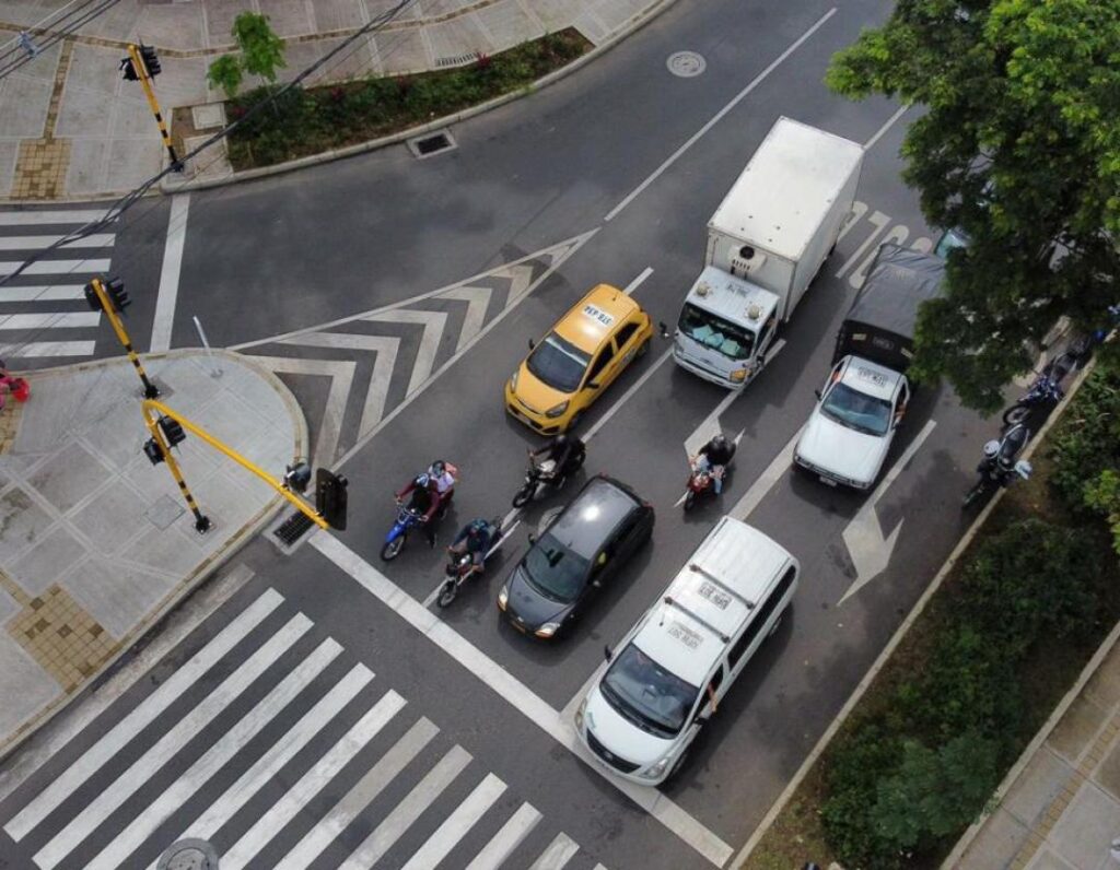 12 nuevos cruces semaforizados y la modernización de 100 más, es la apuesta de la alcaldía de Itagüí para mejorar sus indicadores de seguridad vial y evitar muertes en accidentes de tránsito. Entre las obras de movilidad plasmadas en el plan de desarrollo, están tres intercambios viales, el mantenimiento de 100 km de vías, 22 km de andenes intervenidos, la construcción de 3 km nuevos de vías y 2.5 km de ciclorrutas. Hace algunos meses fue entregado en Itagüí el Tramo 4A Fase 1B del proyecto Metroplús, un obra de 1 km de nuevas vías en doble calzada que conectan más rápido las zonas sur y norte de este municipio. Pero esta megaobra de movilidad también trajo algunas dificultades debido al aumento del tráfico vehicular y peatonal, y a los accidentes de tránsito por la falta de algunos semáforos. Es por eso que la administración municipal escuchó el llamado de la comunidad e instaló dos nuevos cruces semaforizados en la intersección de la carrera 54 con la calle 47A, en un punto que tiene giro a la derecha hacia el barrio El Rosario, y otro giro a la izquierda que brinda acceso al barrio Playa Rica y a la zona centro de Itagüí, mientras que en sentido sur conecta con el intercambio vial de Induamérica. “Nuestra apuesta es por una movilidad sostenible donde la vida sea lo primero, por eso en nuestra administración ya hemos instalado 4 cruces semaforizados y el otro año en convenio con Corea del Sur instalaremos una moderna central de monitoreo de tráfico para avanzar como una ciudad inteligente en seguridad vial”, aseguró el alcalde Diego Torres. Solo este año en este municipio del sur del Valle de Aburrá se ha intervenido 11.18 km de malla vial, con 1.78 km de vías rehabilitadas y cuatro proyectos de aperturas viales que suman un total de 1.2 km de nuevas vías y se han entregado 2.8 km de nuevos andenes. Además, el plan de desarrollo “Itagüí somos todos 2024-2027” contempla la construcción de tres megaproyectos de movilidad, dos intercambios viales en la autopista Sur y la continuidad en la doble calzada entre San Gabriel y San Antonio de Prado.