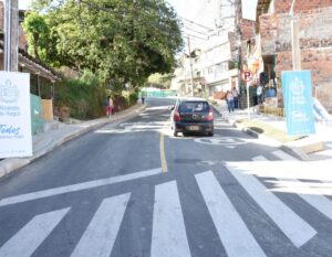 Los habitantes del barrio Santa María N.°1, sector El Guayabo, ya cuentan con nuevas y amplias vías para una mejor movilidad vehicular y peatonal en la zona norte de Itagüí, y que permite una conexión más rápida con las veredas del corregimiento El Manzanillo. En lo corrido de 2024, ya son 1.2 kilómetros de proyectos viales en este municipio, entre ampliaciones, aperturas y nuevas vías, entre ellas las del Tramo 4A fase 1B de Metroplús. La alcaldía de Itagüí entregó las obras de ampliación del eje vial de la calle 69 con carrera 55, en la comuna 4, para mejorar la movilidad entre los sectores de El Guayabo, Villa Ventura, el Parque de las Luces y la vereda Los Gómez en el corregimiento El Manzanillo. Por años, esta vía era un embudo en la movilidad de la zona debido a lo estrecho de su calzada, funcionado en doble sentido, totalmente deteriorada y sin andenes para los peatones. Esta intervención tuvo una inversión superior a $3.500 millones, con actividades como compra de predios, reemplazo de redes de alcantarillado, y nuevas luminarias para el alumbrado público. Además, incluyó 190 metros lineales de vía nueva, 223 metros de vías pavimentadas y la construcción de casi 400 metros de nuevos andenes. Asimismo, se entregaron obras complementarias como pasamanos, zonas verdes, parque infantil y la recuperación de 813 metros de vías y 1.2 km de señalización en los sectores aledaños al proyecto. Una de las apuestas del plan desarrollo “Itagüí somos todos 2024-2027”, es la infraestructura para la movilidad. Solo este año en este municipio del sur del Valle de Aburrá se ha intervenido 11,18 km de malla vial, con 1,78 km de vías rehabilitadas y cuatro proyectos de aperturas viales que suman un total de 1.2 km de nuevas vías. Además, se han entregado 2.8 km de nuevos andenes.