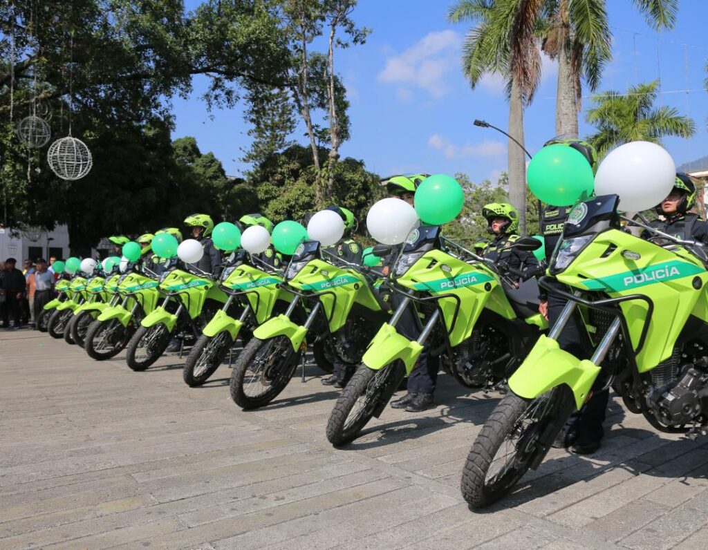 Nuevas motos de policía en el parque principal de Itagúí